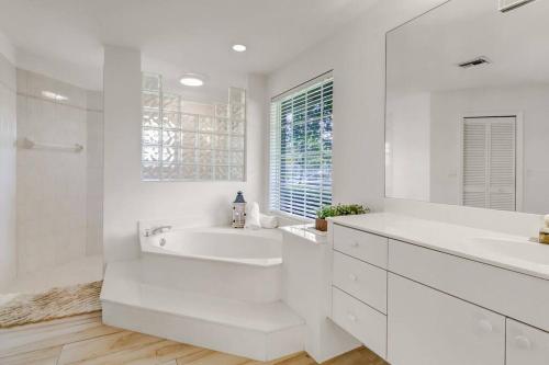 Ένα μπάνιο στο Spacious Luxury Home with Heated Pool and Hot Tub
