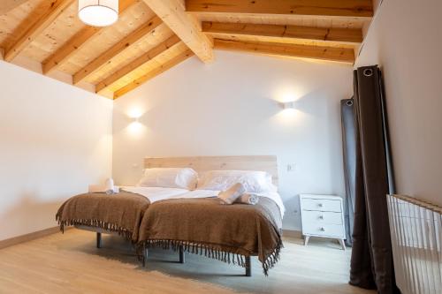a bedroom with a bed in a room with wooden ceilings at encanto rural en arce by urbanhosting in Arce