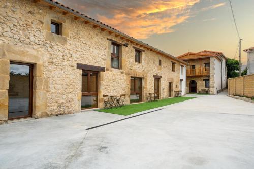 an empty parking lot in front of a building at encanto rural en arce by urbanhosting in Arce