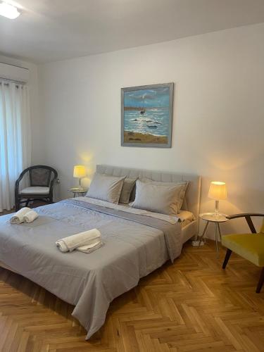 ein Schlafzimmer mit einem großen Bett mit zwei Tischen in der Unterkunft Varna city Park Apartament in Warna