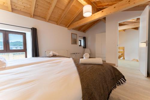 a bedroom with a large bed with a wooden ceiling at encanto rural en arce by urbanhosting in Arce