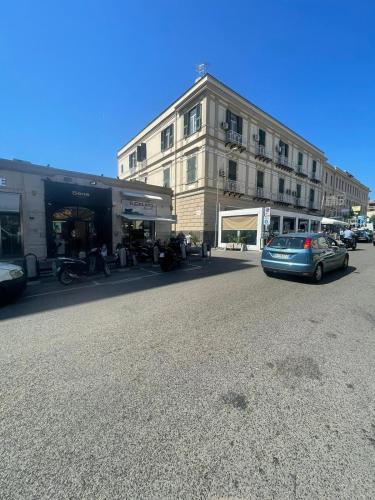 a blue car parked in front of a building at Casa Maiorino in Torre del Greco