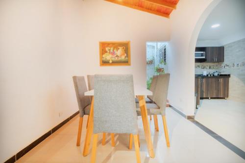 a dining room with a table and chairs at 5STARHOMES - Estilo y confort en Laureles in Medellín