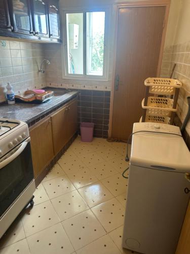 タンジェにあるHoliday flat close to airportのシンクとコンロのあるキッチン トップオーブン
