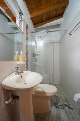 a bathroom with a sink and a toilet at 5STARHOMES - Estilo y confort en Laureles in Medellín