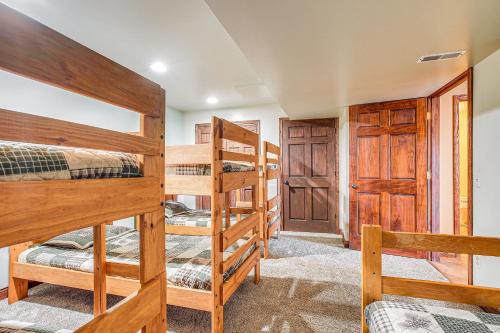 Ένα ή περισσότερα κρεβάτια σε δωμάτιο στο Quiet Family Cabin in Hamden Hot Tub and Game Room!