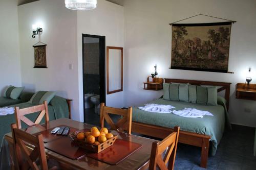 Giường trong phòng chung tại Cabañas La Vieja Chacra