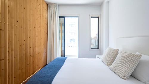a bedroom with a white bed and a window at Sena 27 by LovelyStay in Porto