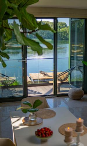 Green House - nad jeziorem z pomostem