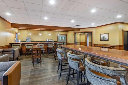a bar in a restaurant with tables and chairs at Best Western Plus Intercourse Village Inn in Intercourse
