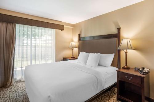 a bedroom with a large white bed and a window at Best Western Plus Intercourse Village Inn in Intercourse