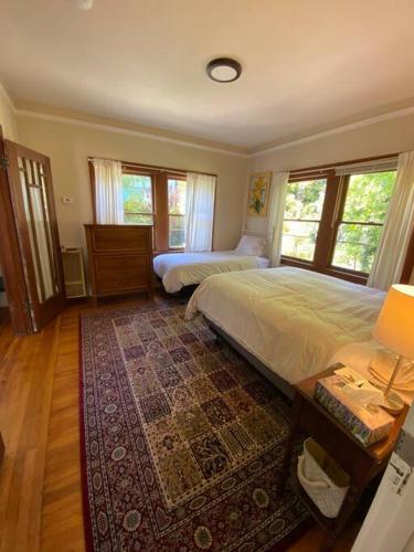 une chambre avec deux lits et un tapis dans l'établissement 4 Berkeley Furnished Apartment - 2 Beds Laundry and Parking, à Berkeley