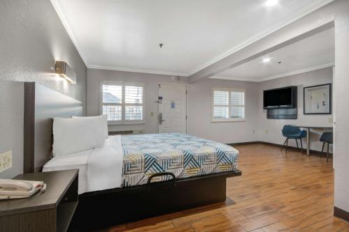 a hotel room with a bed and a desk at Motel 6 Ontario CA Convention Center Airport in Ontario