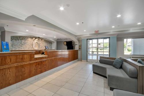 a lobby with a waiting room with a couch and a counter at Motel 6 Ontario CA Convention Center Airport in Ontario