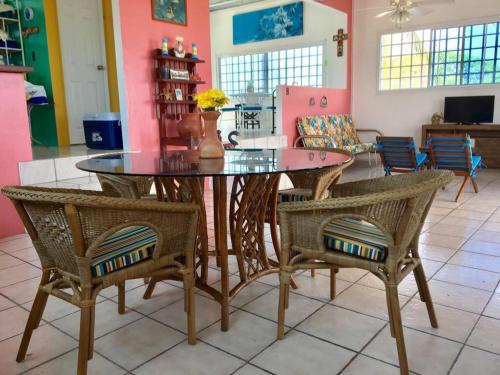 a dining room with a glass table and chairs at Casa de playa Shangrilá in Las Palmeras