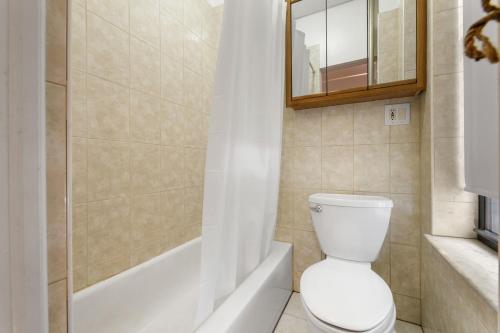 Bilik mandi di West 30th Street Guest House