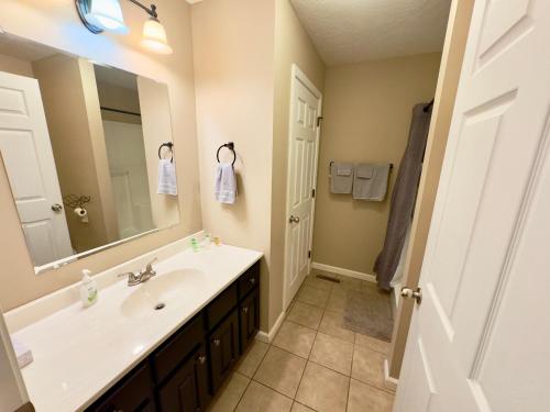 a bathroom with a sink and a mirror at Peaceful Townhouse Near Lake in Guntersville