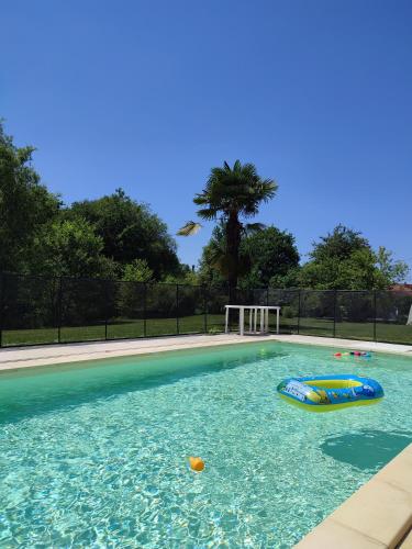 - une piscine avec un radeau dans l'eau dans l'établissement De couleurs et d'eau fraîche, à Navarrenx