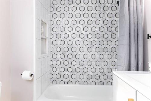 Ένα μπάνιο στο Cozy 2-Bedroom Home Near Notre Dame - Perfect for Game Day Weekend