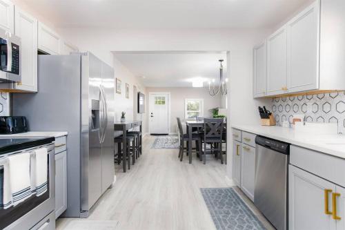 Η κουζίνα ή μικρή κουζίνα στο Cozy 2-Bedroom Home Near Notre Dame - Perfect for Game Day Weekend