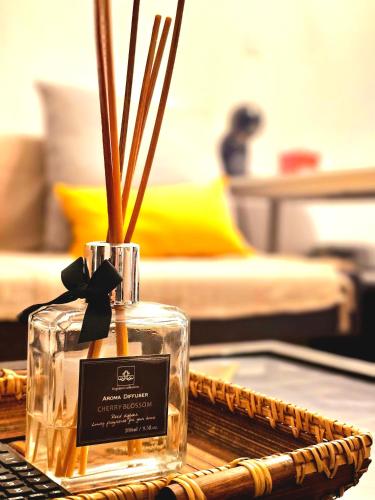 une bouteille de verre avec des bâtons sur une table dans l'établissement Doudoute's Cosy Home, à Perpignan