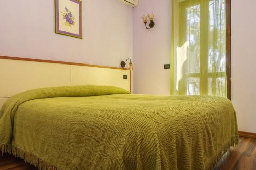 Säng eller sängar i ett rum på Residence Villa Il Glicine