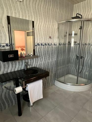 a bathroom with a sink and a mirror at فلة الضيافة المميزة Dhiafa Villa in Dammam