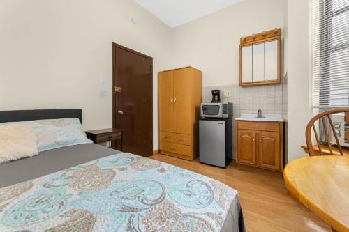 Dapur atau dapur kecil di West 30th Street Guest House