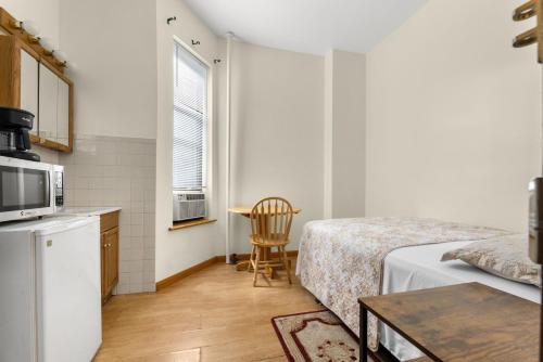 Dapur atau dapur kecil di West 30th Street Guest House