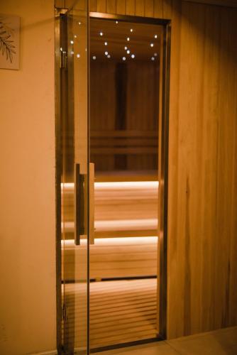 a glass door with a window in a room at Hotel El Sauce in Santa Rosa de Calamuchita