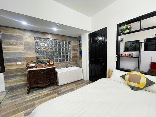 una camera con letto, vasca e finestra di Bumbo Apartment a Hanoi