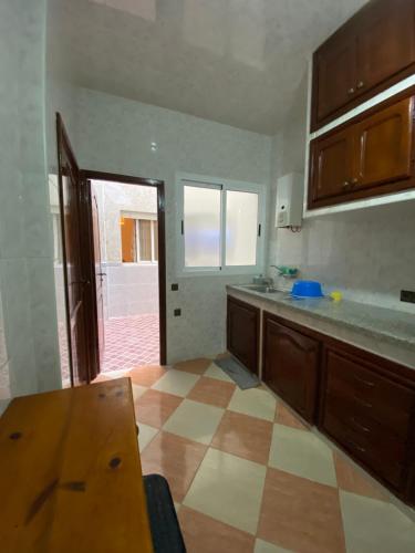 une cuisine avec une table et un comptoir dans l'établissement Martil résidence, à Martil