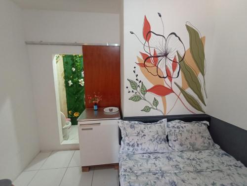 a bedroom with a bed and a painting on the wall at Refugio Piratininga térreo 103 in Niterói