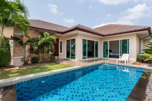 Bazén v ubytování Luxury 3 bed pool villa nebo v jeho okolí