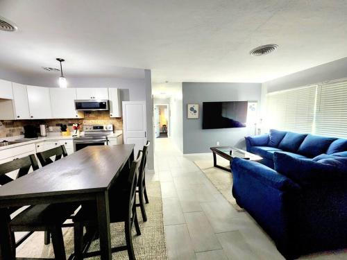 ein Wohnzimmer mit einer blauen Couch und einem Tisch in der Unterkunft Blue Door House in Lakeland
