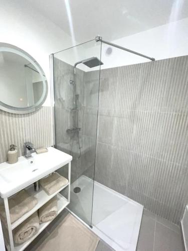une salle de bain avec une douche en verre et un lavabo dans l'établissement Nid douillet proche Vieux-Port, à Marseille