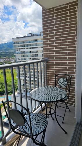 a balcony with a table and chairs on a balcony at Estadía Familiar in Ibagué