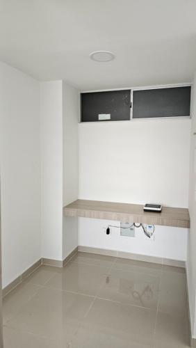 a white room with a counter and a window at Estadía Familiar in Ibagué