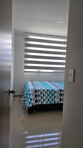 a bedroom with a window with a bed in it at Estadía Familiar in Ibagué