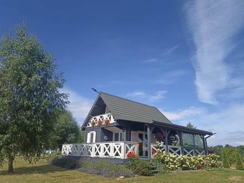 Taman di luar Domek Lawendowe Wzgórze na wyłączność z jacuzzi i klimatyzacją
