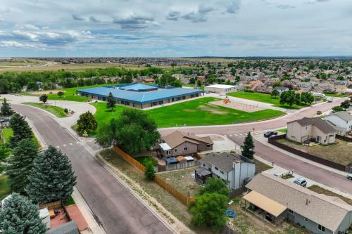 Πισίνα στο ή κοντά στο Victory Mountain Cheyenne Zoo Parks Workspace