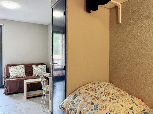 - une chambre avec un lit, un lit et une table dans l'établissement Studio lumineux proche centre-ville et thermes, balcon, parking, animaux acceptés - FR-1-451-211, à Lamalou-les-Bains
