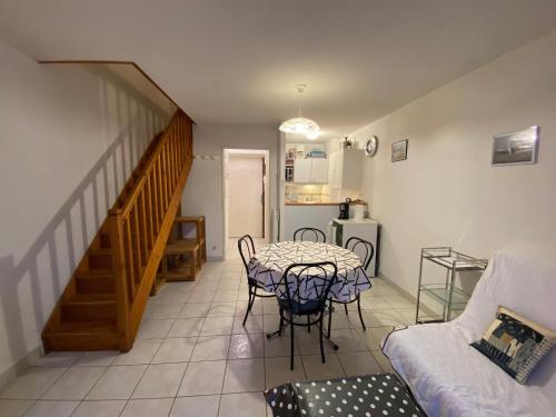 un salon avec une table et un canapé dans l'établissement Appartement Duplex Calme, Proche Plage et Centre à Fouras - FR-1-709-78, à Fouras