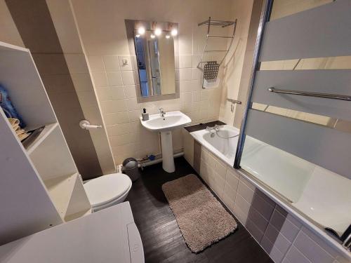 une salle de bain avec toilettes et lavabo dans l'établissement Appartement T2 avec Balcon Sud - Plage et Centre-Ville Proches - FR-1-674-47, à Berck-sur-Mer