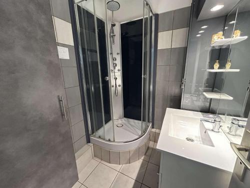 une salle de bain avec douche et lavabo dans l'établissement Appartement avec Piscine, Terrasse et Climatisation - 5 Couchages - Grau-du-Roi - FR-1-250-290, au Grau-du-Roi