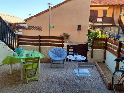 Port Leucate: T2 RDC 4 Pers proche port avec terrasse, parking sécurisé, TV, lave-linge, plancha - FR-1-798-3