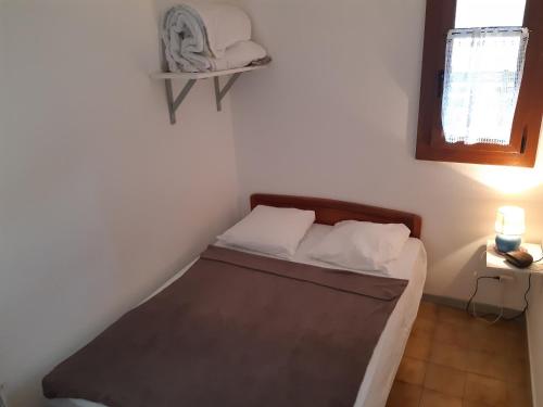 une petite chambre avec un lit dans une pièce dans l'établissement Port Leucate: T2 RDC 4 Pers proche port avec terrasse, parking sécurisé, TV, lave-linge, plancha - FR-1-798-3, à Leucate