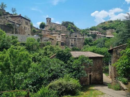 Photo de la galerie de l'établissement Gîte de caractère au cœur de la nature avec véranda lumineuse et terrasse ombragée - FR-1-496-323, à Malleval