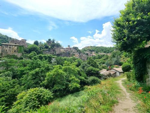 Photo de la galerie de l'établissement Gîte de caractère au cœur de la nature avec véranda lumineuse et terrasse ombragée - FR-1-496-323, à Malleval