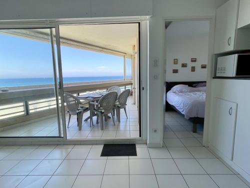 une salle à manger avec vue sur l'océan dans l'établissement Appartement 2 pièces avec piscine et parking, accès direct plage - FR-1-748-27, à Canet
